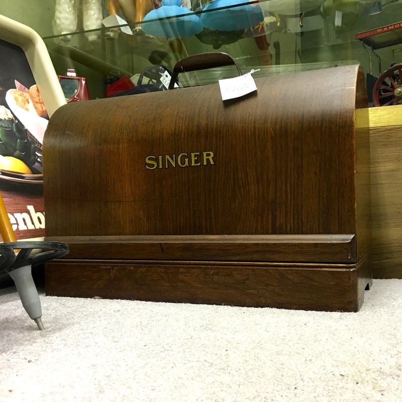 The Road to Rome ~ Vintage Treasure Hunting: Singer Sewing Machine