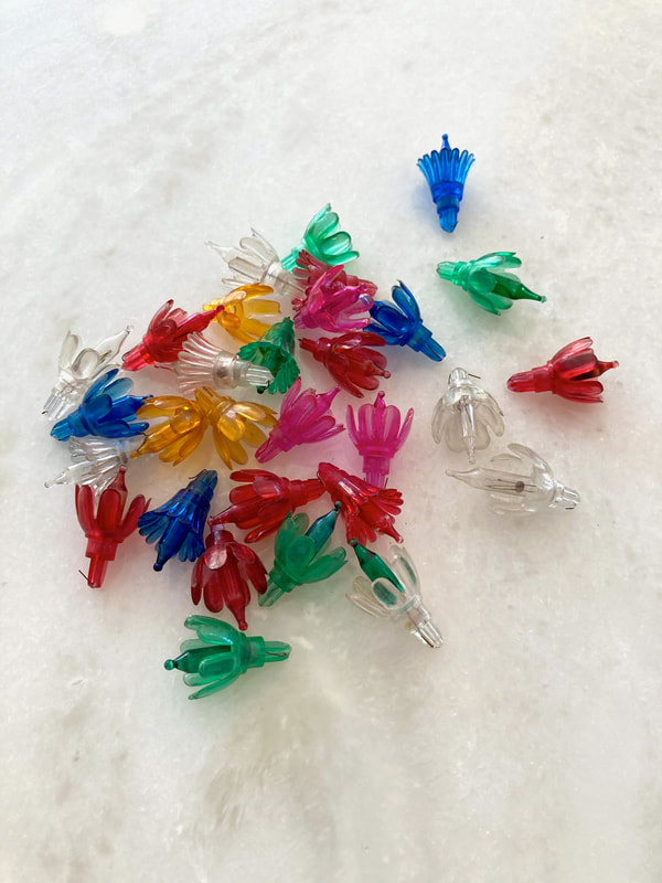 Add a little flair to your Christmas twinkle lights with these vintage flower light enhancements! Two different styles, 8 Red, 5 Green, 7 Clear, 4 Blue. 3 Pink, 3 Yellow. 30 pieces total