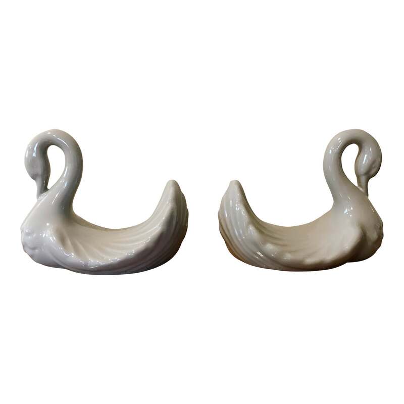 Vintage gray Andre Richard ceramic swans. As shelfie decor, bookends or towel holders, these swans add a touch of elegance to your home. Made in Japan Dimensions: 7.5ʺW × 5ʺD × 6ʺH