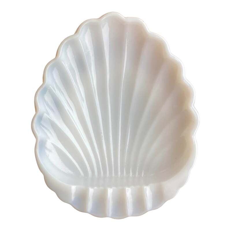 Classic coastal milk glass clamshell ashtray. Perfect for displaying your favorite trinkets or everyday jewelry.